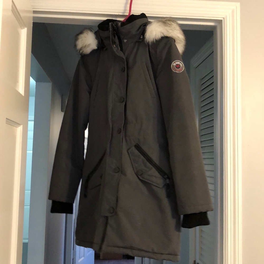 Women’s warm weather coat with detachable fur hood
